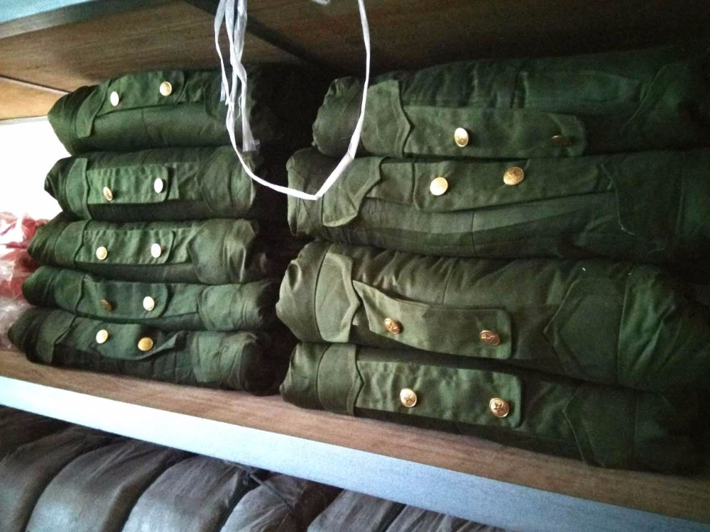 軍綠色大衣